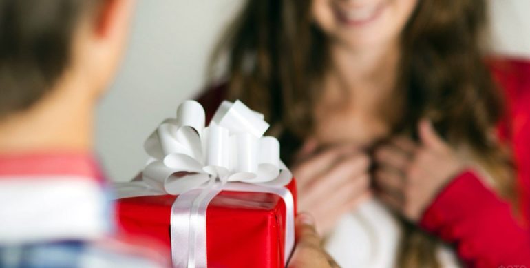 Did You Know that the Color of Present Also Matters?