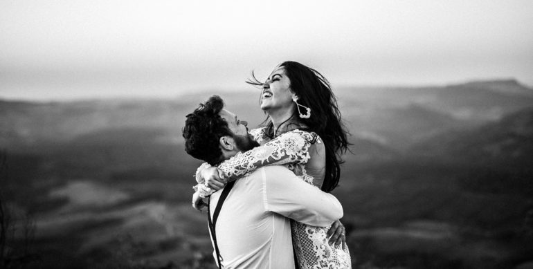 How to behave in a relationship with a girl so that she misses you.