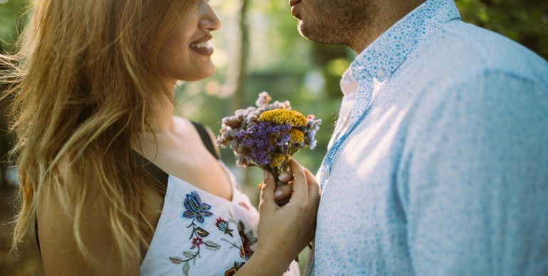 Look, storm, madness: how to flirt with a girl without saying anything