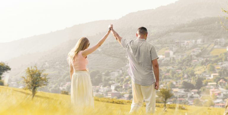 How to Tell If You’re Too Clingy in a Relationship – And How to Fix It