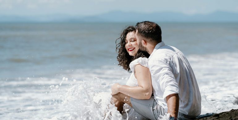 How to Compliment a Woman: A Guide + 20 Universal Examples